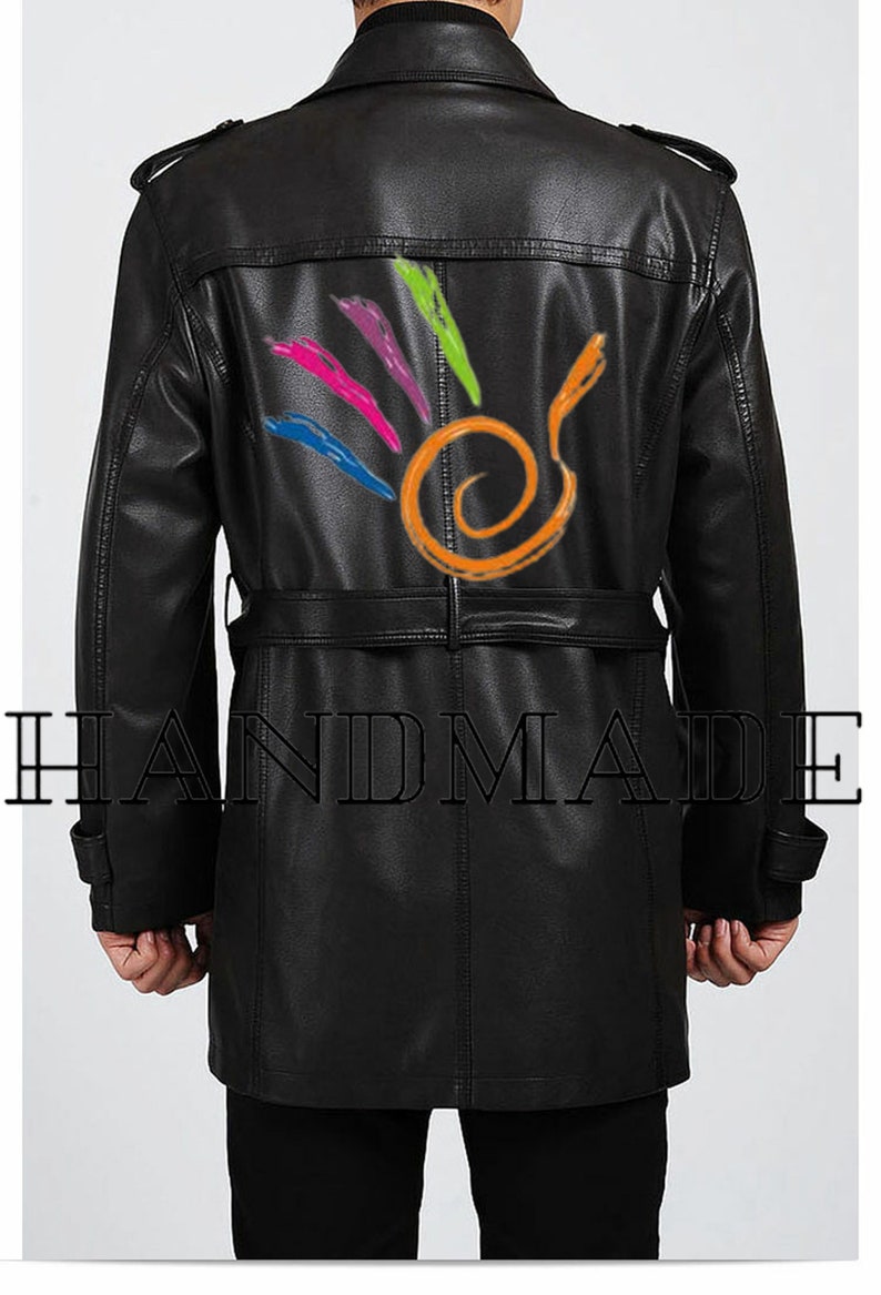 Pu&ograve; includere: Trench in pelle nera con un design colorato sul retro. Il design presenta un vortice e linee in rosa, blu, verde e arancione. Il cappotto ha una cintura e la parola "HANDMADE" &egrave; stampata in basso.