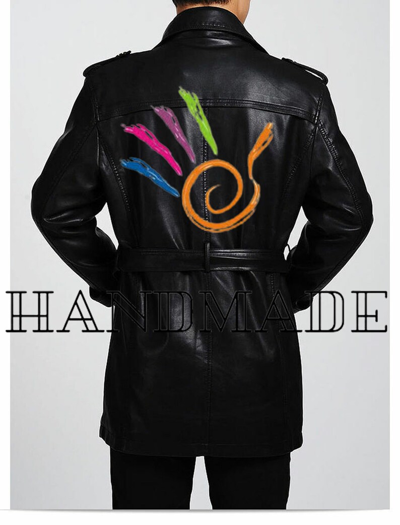 Pu&ograve; includere: Trench in pelle nera con un design astratto colorato sul retro. Il cappotto ha una cintura e un colletto. Il testo "HANDMADE" &egrave; stampato sotto il cappotto.