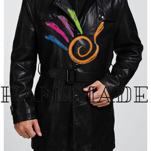 Pu&ograve; includere: Un trench in pelle nera con cintura e chiusura con bottoni. Il cappotto ha un colletto ed &egrave; foderato con un tessuto nero. Il cappotto &egrave; fatto a mano.