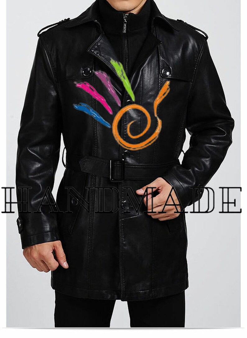 Pu&ograve; includere: Un trench in pelle nera con cintura e chiusura con bottoni. Il cappotto ha un colletto ed &egrave; foderato con un tessuto nero. Il cappotto &egrave; fatto a mano.