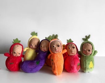 Pequeños peluches de frutas y verduras