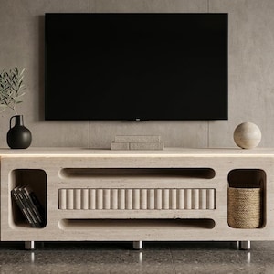 Peut inclure: Un meuble TV moderne de couleur claire, avec un éclairage intégré et des espaces de rangement ouverts. Le meuble a une façade texturée et un téléviseur noir au-dessus. Il y a un vase noir, une sphère décorative et un petit panier.
