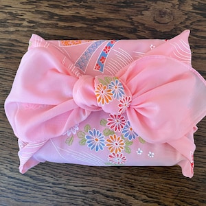 Salmon pink furoshiki with Chrysanthemum and Tabanenoshi - Japanese vintage reusable fabric wrap