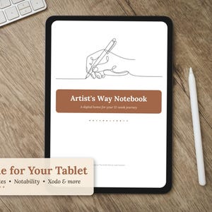 Könnte beinhalten: Ein digitales Tablet mit einem weißen Bildschirm und einer schwarzen Strichzeichnung einer Hand, die mit einem Stift schreibt. Ein braunes rechteckiges Banner enthält den weißen Text Artist's Way Notebook und A digital home for your 12-week journey.