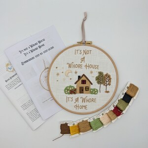 Targa Divertente In Legno Per Esterno – It's Not A Whore House... – Decorazione Umoristica Per Portico E Casa