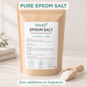 K&ouml;nnte beinhalten: Ein 1kg Kraftpapierbeutel mit reinem Arborfill Epsom-Salz, gekennzeichnet als reines Magnesiumsulfat f&uuml;r Bad und Haushalt. Das Etikett enth&auml;lt Anwendungshinweise, Inhaltsstoffe und Vorsichtsma&szlig;nahmen. Eine kleine Holzschaufel mit Salz liegt daneben.