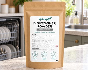 Könnte beinhalten: Ein 1kg brauner Papierbeutel mit Arborfill Spülmaschinenpulver und einem weißen Etikett. Das Etikett enthält den Text DISHWASHER POWDER, Anweisungen, Inhaltsstoffe, Vorsichtsmaßnahmen und drei kreisförmige Symbole für natürlich gewonnen, familienfreundlich und parfümfrei.