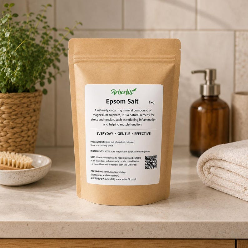 K&ouml;nnte beinhalten: Ein brauner Kraftpapierbeutel mit 1kg Bittersalz. Das wei&szlig;e Etikett zeigt das Arborfill-Logo, die Produktbeschreibung, Inhaltsstoffe und einen QR-Code. Der Text lautet: Epsom Salt, 1kg, A naturally occurring mineral compound of magnesium sulphate, it is a natural remedy for stress and tension, such as reducing inflammation and helping muscle function. EVERYDAY, GENTLE, EFFECTIVE.