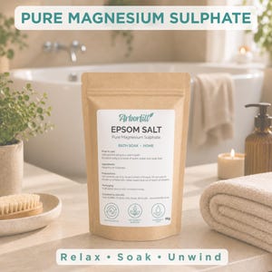 K&ouml;nnte beinhalten: Ein brauner Kraftpapierbeutel mit Arborfill Epsom-Salz, beschriftet als reines Magnesiumsulfat. Das wei&szlig;e Etikett enth&auml;lt Gebrauchsanweisungen, Inhaltsstoffe, Vorsichtsma&szlig;nahmen und eine Gewichtsangabe von 1 kg. Der Beutel zeigt Symbole f&uuml;r vielseitige, nat&uuml;rlich gewonnene und duftstofffreie Eigenschaften.