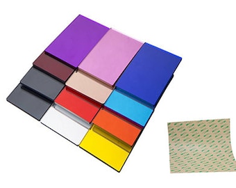 Op de afbeelding: Assortiment van gekleurde acrylaatplaten met een vel zelfklevende achterkant. De acrylaatplaten zijn in verschillende kleuren, waaronder paars, roze, blauw, rood, oranje, geel en wit.