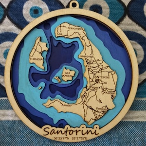 Lasergeschnittene Vorlage, dekorative 3D-Karte von Santorin, Griechenland mit fünf Ebenen. Digitaler SVG-DXF-Download. Lasergeschnittene Karte von Santorin, Griechenland.
