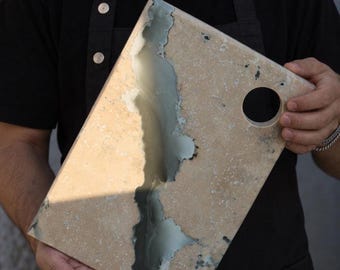 Piedistallo in Travertino e Resina | Pezzo unico d'arredo | Svuotatasche artistico rotondo | Traverthings