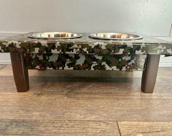 Station d'alimentation pour chiens ou chats surélevée moyennement / surélevée - Finition camouflage.