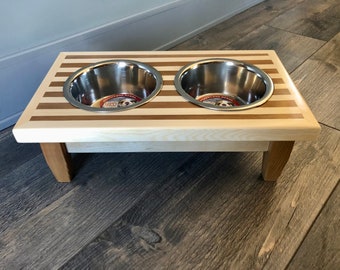 Mittlere Erhöhte 2 Bowl Hunde- oder Katzenfutterstation - Für kleine Rassen.