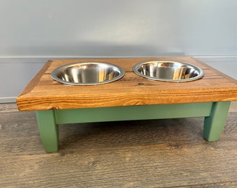Mittelgroße / Erhöhte 2-Schüssel-Hunde- oder Katzenfutterstation - Für kleine Rassen.