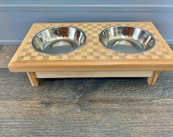 Comedero pequeño elevado para mascotas con 2 cuencos - Acabado en madera de grano final