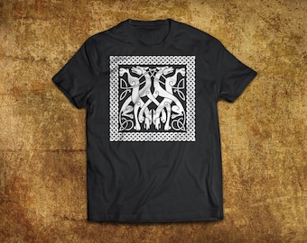 Może przedstawiać: Czarny T-shirt z białym wzorem celtyckiego węzła przedstawiającym cztery stylizowane psy. Wzór jest otoczony kwadratową ramką.