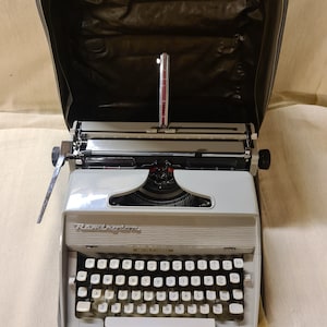 Vintage 1960&#39;s Remington Typewriter Working