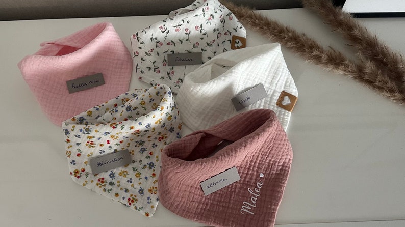 Foulard en mousseline bave personnalisé avec prénom / cadeau bébé / cadeau de naissance de 0 à 2 ans image 1