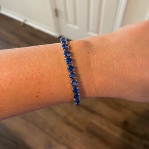 Stunning blue bracelet with clasp