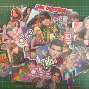 Lot Aléatoire 3/5/9 Stickers Autocollants Holographiques Pop Culture Années 2010 (Selena Gomez, Justin Bieber,...) Fait Main, Handmade.