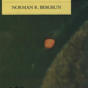 Puede incluir: Una portada de libro con una barra de título amarilla que dice "RINGMAKERS OF: SATURN" y "NORMAN R. BERGRUN". El fondo es verde oscuro con una imagen borrosa de un planeta con un anillo rojo.
