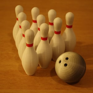 Miniaturowy zestaw do gry w kręgle, drukowany w 3D, z kolorowymi opaskami na kręgle