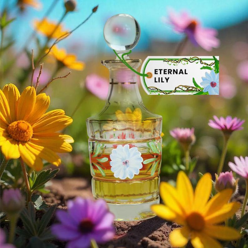 Puede incluir: Un frasco de perfume de vidrio transparente con un tap&oacute;n esf&eacute;rico, lleno de l&iacute;quido amarillo. El frasco est&aacute; decorado con dise&ntilde;os florales y la etiqueta dice "Eternal Lily". El fondo presenta flores coloridas.