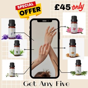 Könnte beinhalten: Werbung für ätherische Öle. Das Bild zeigt fünf kleine braune Flaschen mit schwarzen Kappen, die jeweils mit einer anderen Ölsorte beschriftet sind: Lavendel, Aloe Vera, Rose, Weihrauch und Rosmarin. Der Text "SPECIAL OFFER" und "Get Any Five" sind ebenfalls abgebildet.