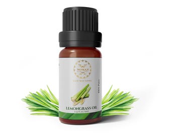 Può includere: Una bottiglia di vetro marrone di olio di citronella con un tappo nero. L'etichetta presenta il testo "Lemongrass Oil" e un'illustrazione di steli di citronella. La bottiglia è circondata da foglie verdi di citronella.