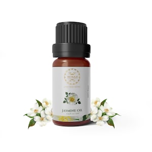 Puede incluir: Una botella de vidrio marrón de aceite de jazmín con una tapa negra. La etiqueta presenta el texto "Jasmine Oil" y un diseño floral. La botella está rodeada de flores de jazmín blancas. La botella contiene 10 ml de aceite.