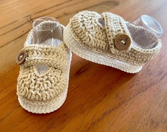 Tênis de bebê de crochê feito à mão – Tan & White, botinhas macias para bebês, presente de chá de bebê