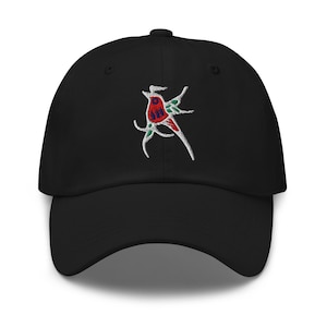 Peut inclure: Casquette de baseball noire avec un motif d'oiseau brodé. L'oiseau est rouge, blanc et bleu, avec des feuilles vertes. La casquette a une visière incurvée et une sangle réglable pour un ajustement confortable.