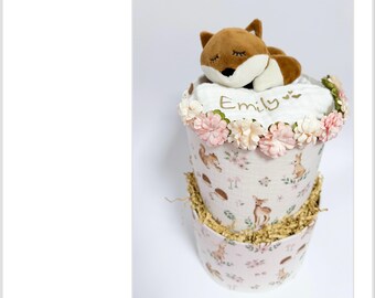 Tarta de pañales personalizada con 24 pañales (se puede elegir entre tela de muselina y sonajero de zorro, cadena para chupete) para regalo de nacimiento o baby shower.