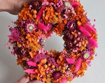 Trockenblumenkranz in Orange-und Rosa-Farbtönen, z.B. verwendbar als Tischdeko, Wandschmuck, Geburtstagsgeschenk, Muttertagsgeschenk