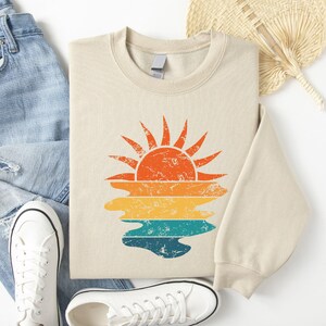 Retro Sunset Rays Wavy Sweatshirt, Sun Shirt, Womens Sunshine Shirt, Beachy Vibes Tee, Summer Time , Sunset Tshirt, Cute Gift, Sunny Shine Bild 2