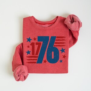 Retro USA Est 1776 Sweatshirt, Womens USA Shirt, America Sweatshirt, 4th of July Sweatshirt, Patriotic Sweatshirt, Red White and Blue afbeelding 4