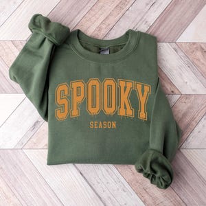 Spooky Season Sweatshirt, Retro Spooky Shirt, Spooky Halloween, Womens Halloween Shirt, Fall Vibes, Cozy Season Shirt, Cute Fall Shirt immagine 2
