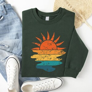 Retro Sunset Rays Wavy Sweatshirt, Sun Shirt, Womens Sunshine Shirt, Beachy Vibes Tee, Summer Time , Sunset Tshirt, Cute Gift, Sunny Shine Bild 3