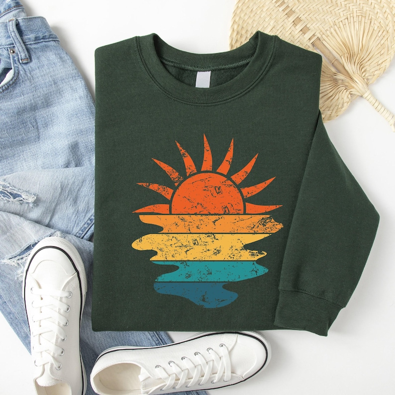 Retro Sunset Rays Wavy Sweatshirt, Sun Shirt, Womens Sunshine Shirt, Beachy Vibes Tee, Summer Time , Sunset Tshirt, Cute Gift, Sunny Shine Bild 3
