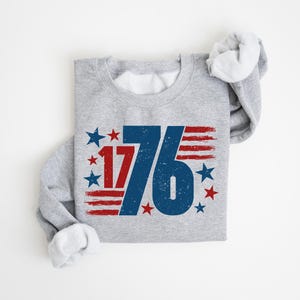 Retro USA Est 1776 Sweatshirt, Womens USA Shirt, America Sweatshirt, 4th of July Sweatshirt, Patriotic Sweatshirt, Red White and Blue afbeelding 3