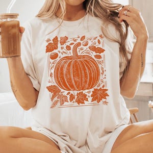 Retro Floral Pumpkin Shirt, Womens Pumpkin Shirt, Pumpkin Pie Gift, Harvest Pumpkin Shirt, Pumpkin Patch Shirt, Autum Shirt,Fall Graphic Tee