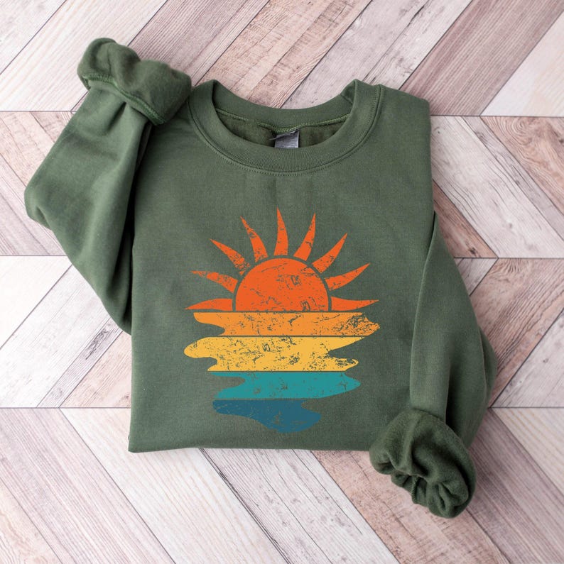 Retro Sunset Rays Wavy Sweatshirt, Sun Shirt, Womens Sunshine Shirt, Beachy Vibes Tee, Summer Time , Sunset Tshirt, Cute Gift, Sunny Shine Bild 1