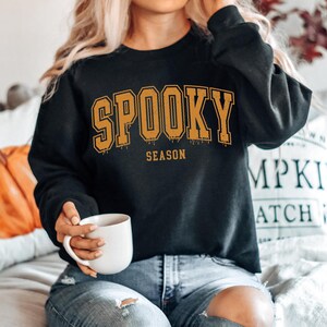 Spooky Season Sweatshirt, Retro Spooky Shirt, Spooky Halloween, Womens Halloween Shirt, Fall Vibes, Cozy Season Shirt, Cute Fall Shirt immagine 3