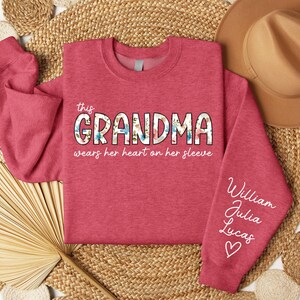 Personalize Grandma Sweatshirt with Grandkids Name on Sleeve, Mother Day Gift for Nana, Mothers Day Sweatshirt, Gift For Mimi Gigi Mommy Mom imagen 3