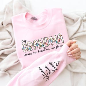 Personalize Grandma Sweatshirt with Grandkids Name on Sleeve, Mother Day Gift for Nana, Mothers Day Sweatshirt, Gift For Mimi Gigi Mommy Mom imagen 6