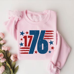 Retro USA Est 1776 Sweatshirt, Womens USA Shirt, America Sweatshirt, 4th of July Sweatshirt, Patriotic Sweatshirt, Red White and Blue afbeelding 2
