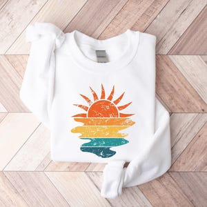 Retro Sunset Rays Wavy Sweatshirt, Sun Shirt, Womens Sunshine Shirt, Beachy Vibes Tee, Summer Time , Sunset Tshirt, Cute Gift, Sunny Shine Bild 7