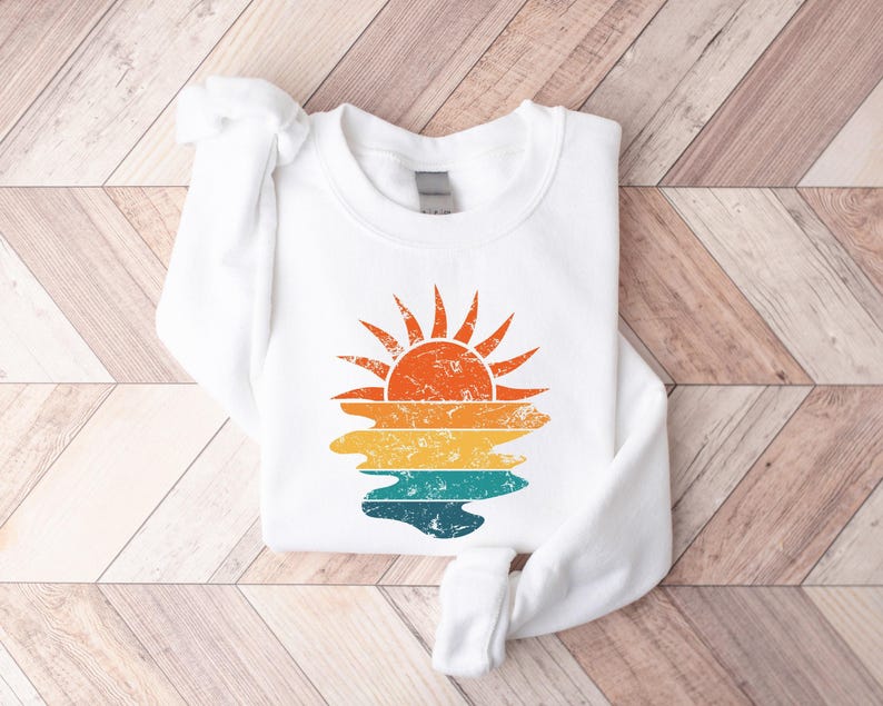 Retro Sunset Rays Wavy Sweatshirt, Sun Shirt, Womens Sunshine Shirt, Beachy Vibes Tee, Summer Time , Sunset Tshirt, Cute Gift, Sunny Shine Bild 7