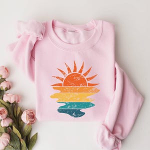 Retro Sunset Rays Wavy Sweatshirt, Sun Shirt, Womens Sunshine Shirt, Beachy Vibes Tee, Summer Time , Sunset Tshirt, Cute Gift, Sunny Shine Bild 5